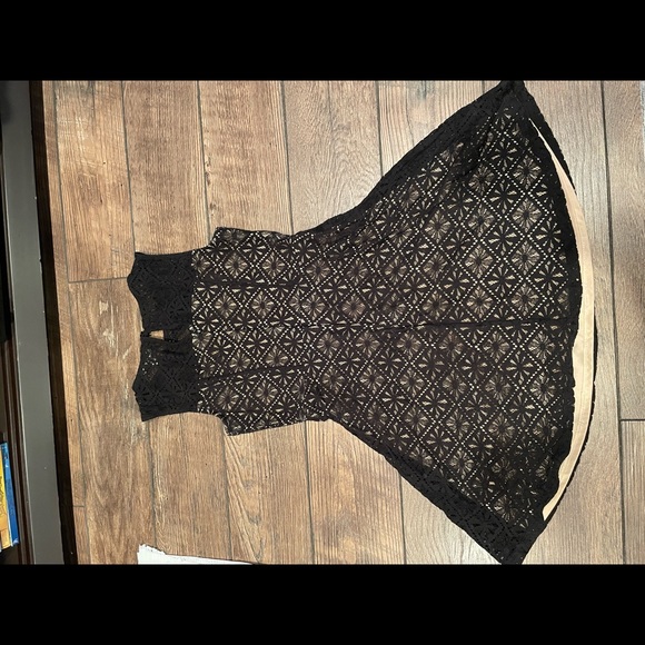 Mini length Black lace dress with champagne underlay. Size small. - Picture 4 of 4